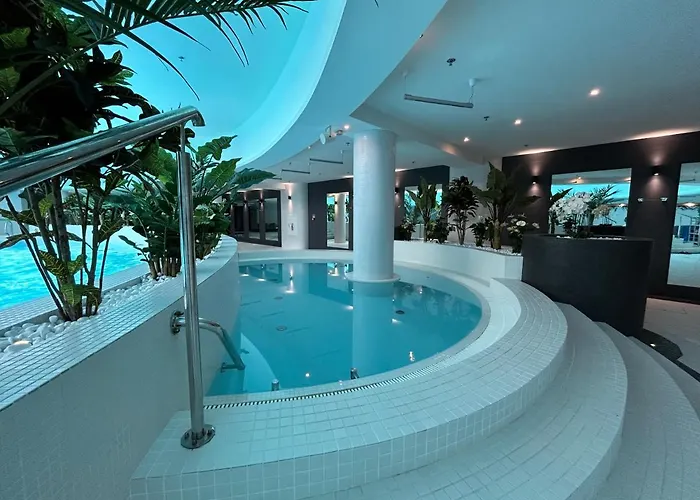 Hanza Tower Home4u Apartament *